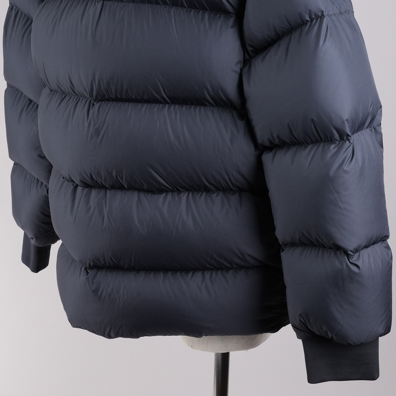 モンクレール（MONCLER）AMARANTE ダウンジャケット ネイビー メンズ サイズ3｜背面キルティングと袖口リブ