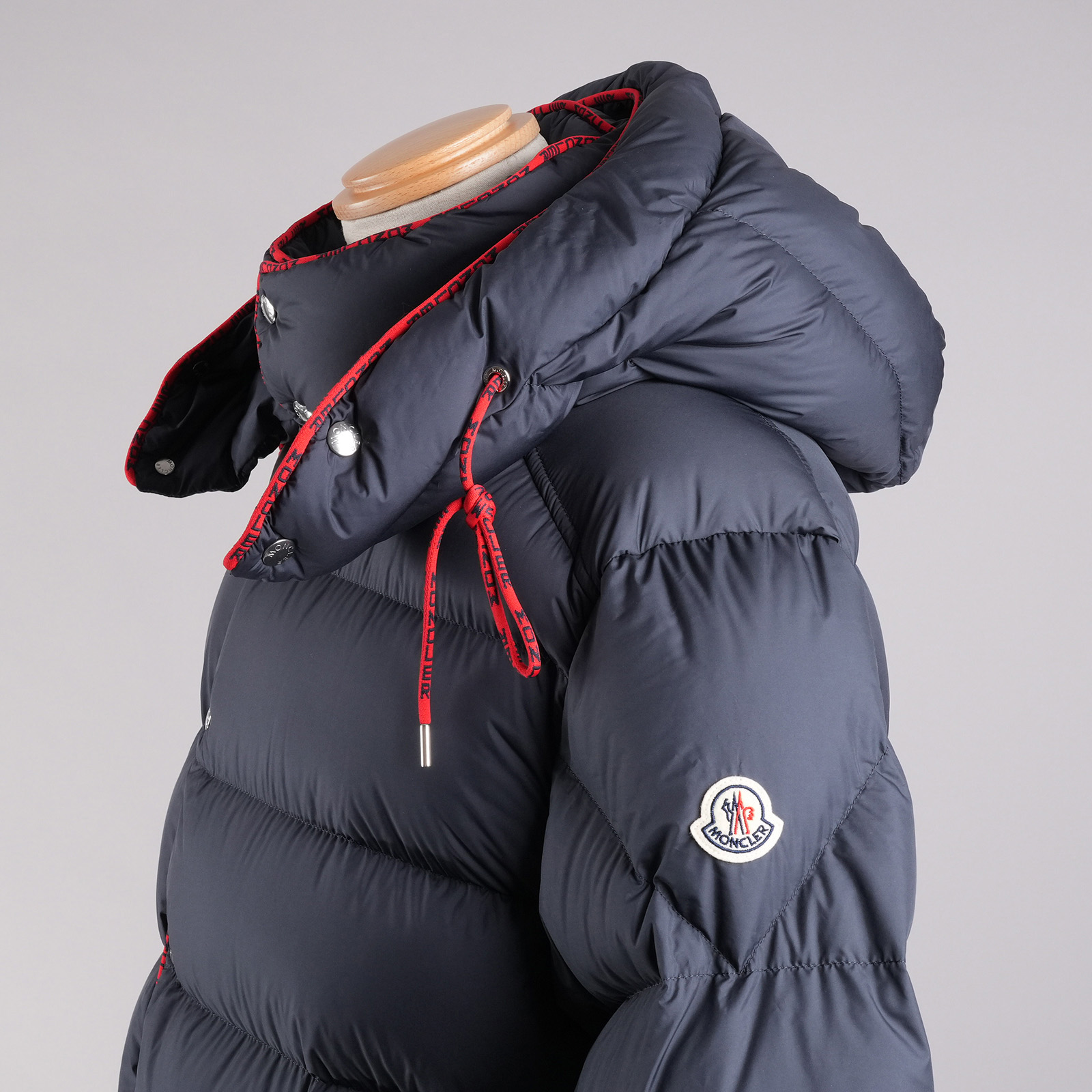 モンクレール（MONCLER）AMARANTE ダウンジャケット ネイビー メンズ サイズ3｜フードと赤いロゴ入りトリム