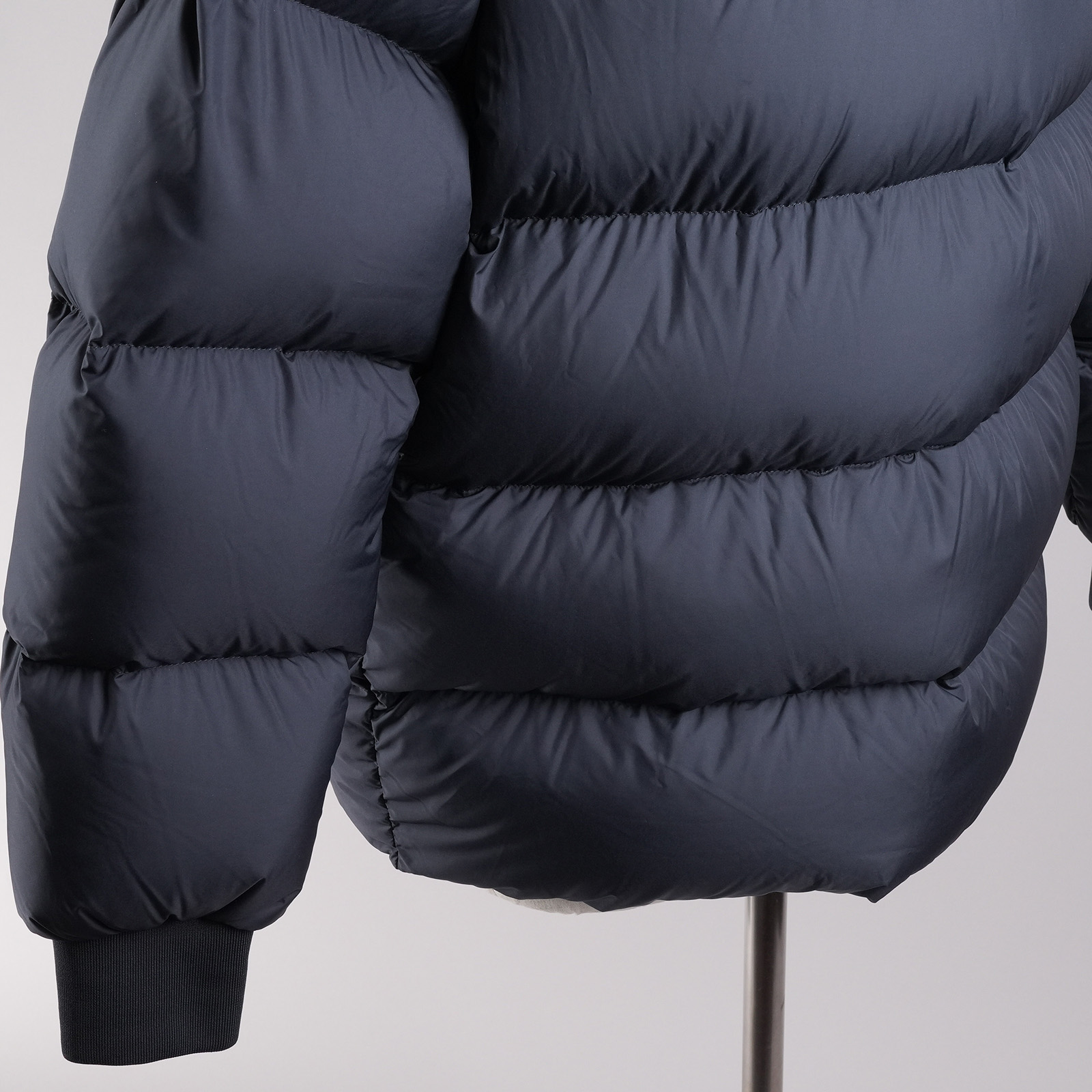 モンクレール（MONCLER）AMARANTE ダウンジャケット ネイビー メンズ サイズ3｜裾と背面キルティング