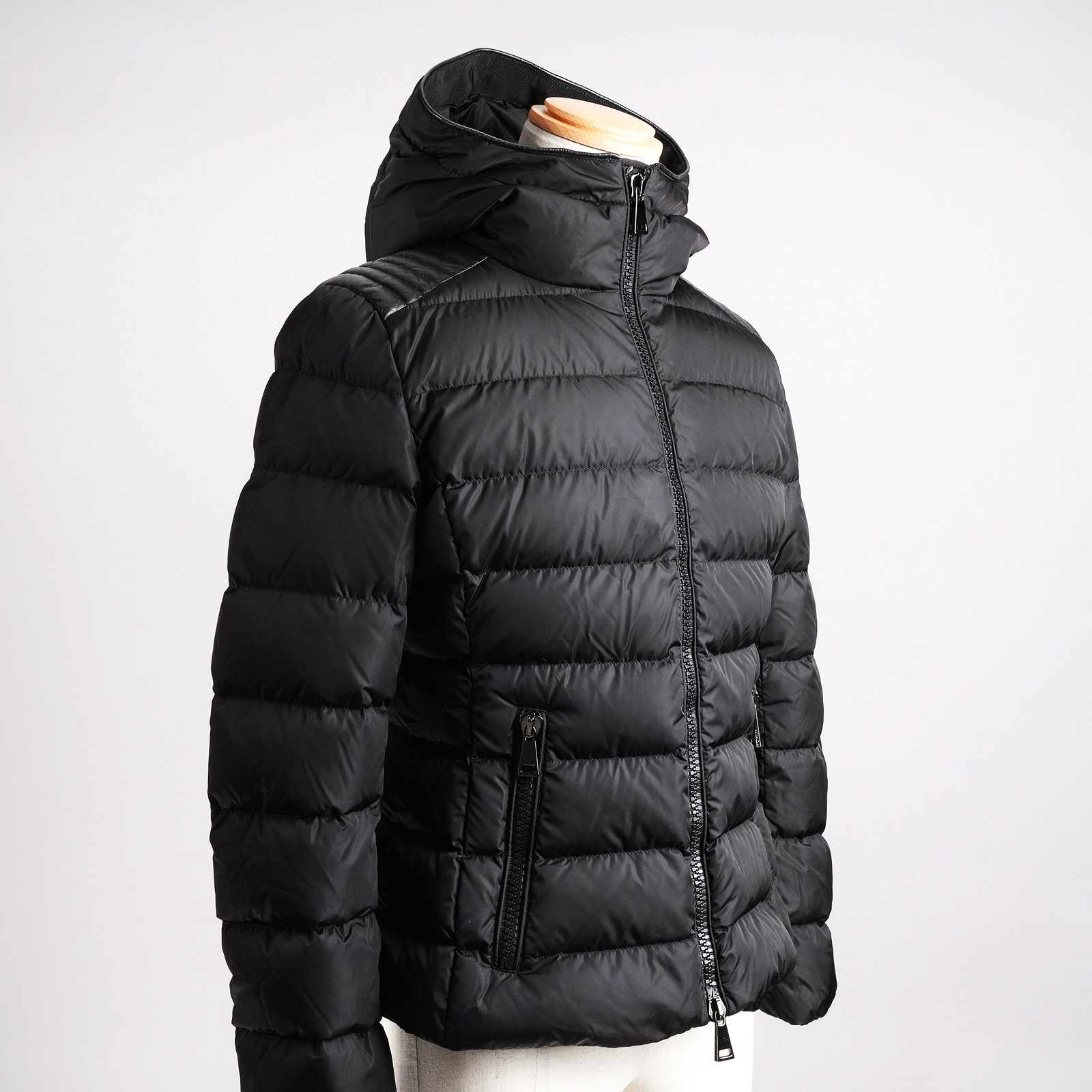 モンクレール（MONCLER）TETLA ダウンジャケット ブラック レディース サイズ2｜右斜め