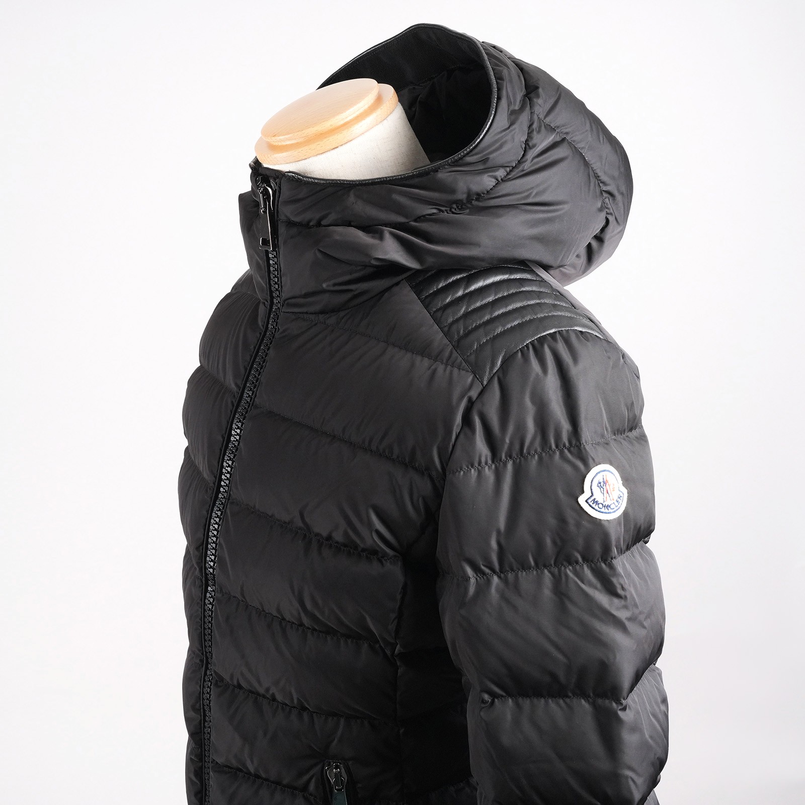 モンクレール（MONCLER）TETLA ダウンジャケット ブラック レディース サイズ2｜フード・肩光沢パネル・左袖ロゴ